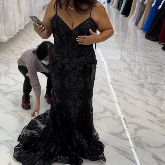 Gown for the holidays or gala. This gown worn once - Picture 2 of 2